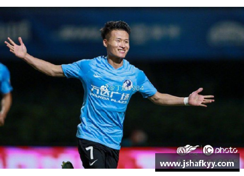 yy易游体育足球解说新潮流 聚焦球星背后的故事与传奇瞬间